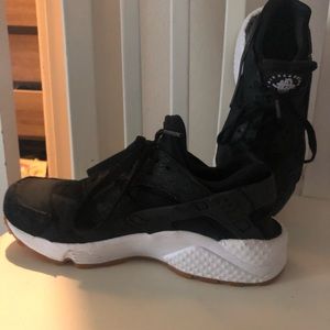 Black Nike huarache
